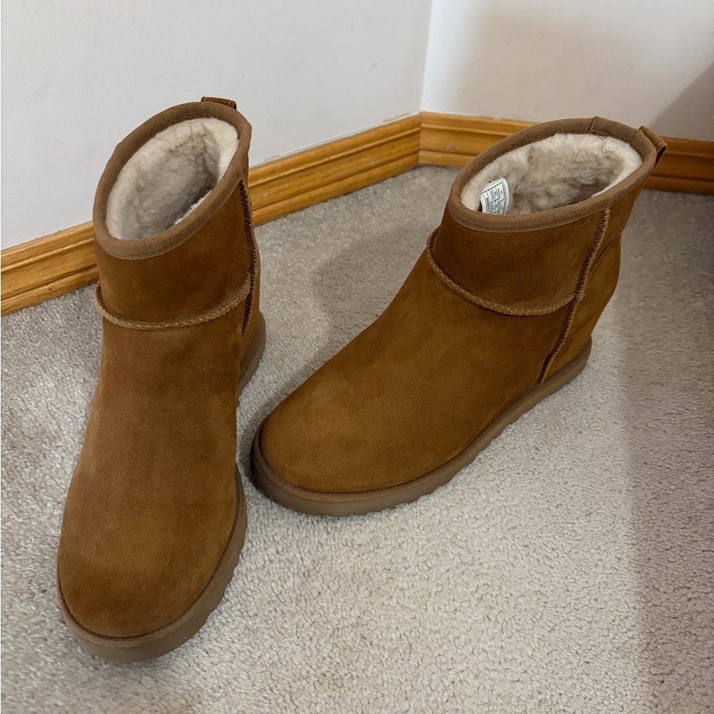 UGG Women's Short Shearling-Lined Boots in Chestnut Brown with Wedge heel